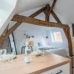 Old - Equipped And Bright ! Апартаменты